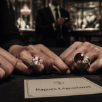 La bague la plus chère du monde sur une table en velours noir