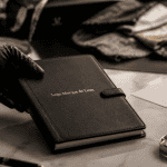 logo marque de luxe sur carnet cuir
