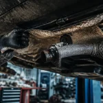 Bruit métallique voiture : inspection sous le châssis et échappement en vibration
