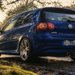golf 5 r32 bleu profond sur route humide