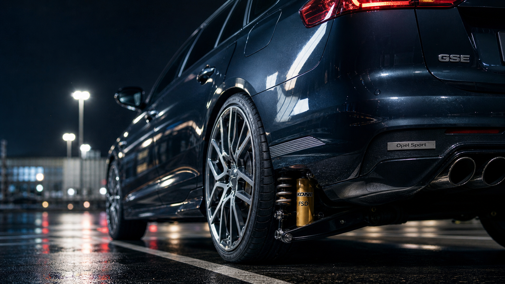 Opel sport GSe électrique, vue de nuit sur parking humide