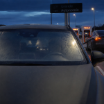 tesla model y grande autonomie sur autoroute française, Superchargeur au crépuscule
