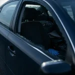 Vitre cassée voiture, éclats et document d’assurance