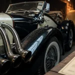Voiture Excalibur : série I bicolore noir et ivoire sur parking de garage