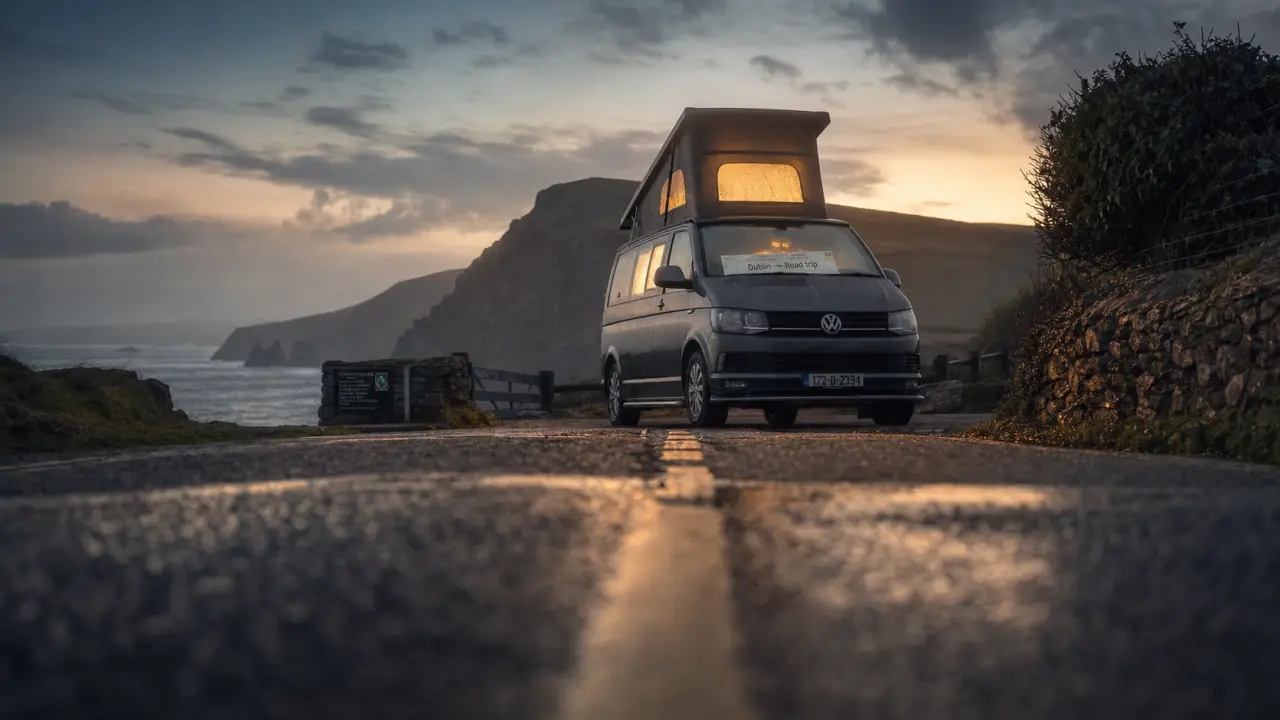 Location van aménagé Irlande : van sur route côtière au crépuscule