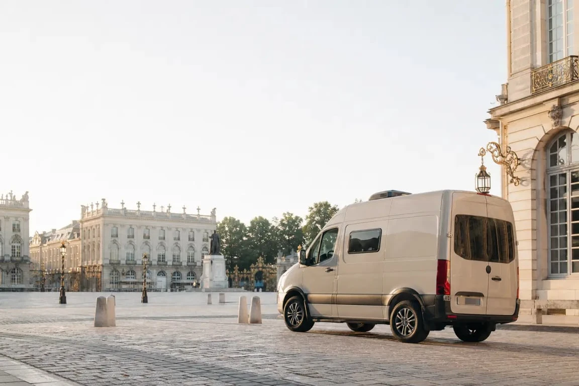 Location van aménagé Nancy devant la place Stanislas à Nancy