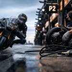 Essai GP Moto : chrono vendredi P2 sur circuit MotoGP, pilote freine devant caméra.