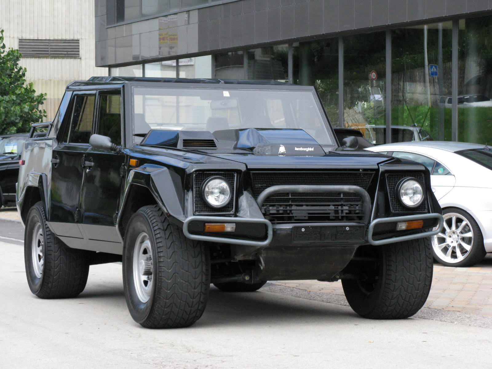 La Lamborghini LM002